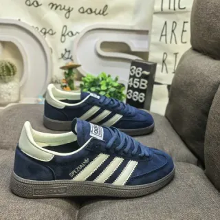 Adidas Spezial नेवी ब्लू और ऑफ-व्हाइट सूड लाइफस्टाइल स्नीकर