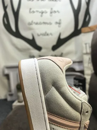 Adidas Superstar 米色和灰色生活方式运动鞋 3