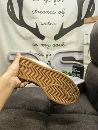 Adidas Superstar 米色和灰色生活方式运动鞋 4
