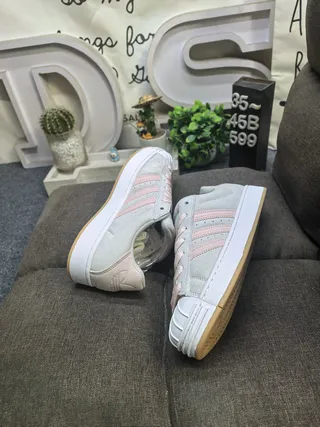 Adidas Superstar 米色和灰色生活方式运动鞋 6