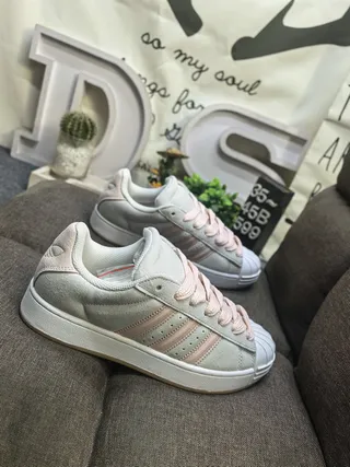 Adidas Superstar 米色和灰色生活方式运动鞋 9