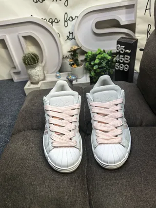 Adidas Superstar 米色和灰色生活方式运动鞋 10