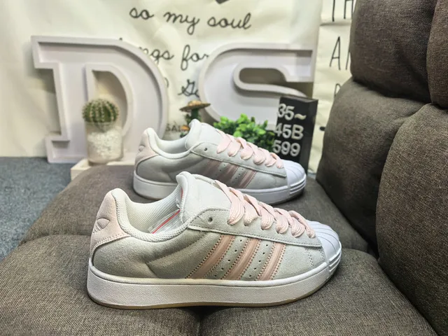Adidas Superstar 米色和灰色生活方式运动鞋 11