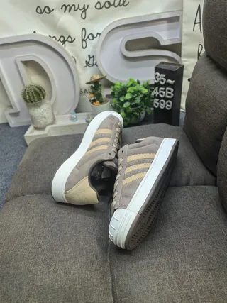 Adidas Superstar 米色和灰色生活方式运动鞋 16