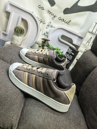 Adidas Superstar 米色和灰色生活方式运动鞋 17