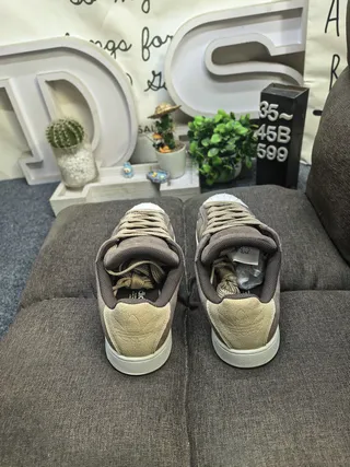 Adidas Superstar 米色和灰色生活方式运动鞋 18