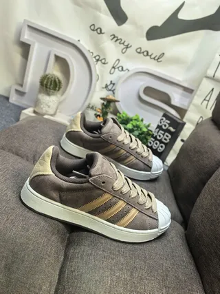 Adidas Superstar 米色和灰色生活方式运动鞋 19