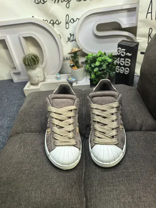 Adidas Superstar 米色和灰色生活方式运动鞋 20