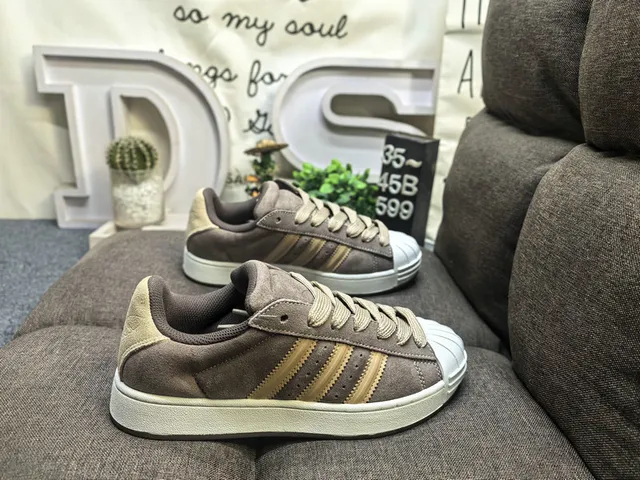 Adidas Superstar 米色和灰色生活方式运动鞋 21