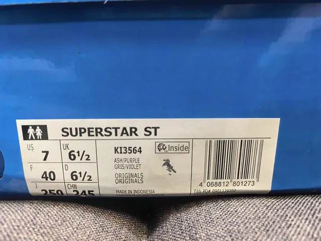 Adidas Superstar 米色和灰色生活方式运动鞋 22