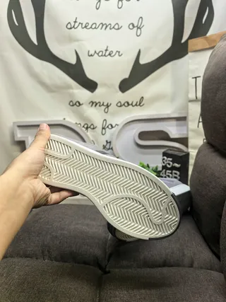 Adidas Superstar 米色和灰色生活方式运动鞋 24