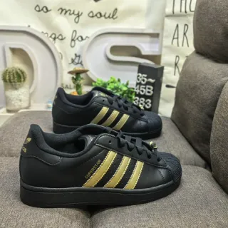 Adidas Superstar काला और सोना जीवनशैली स्नीकर