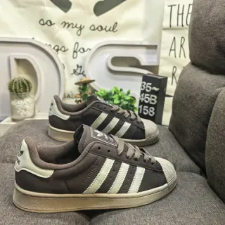 Adidas Superstar भूरी और Off-White लाइफस्टाइल स्नीकर