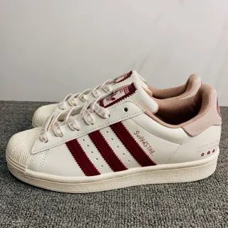Adidas Superstar ऑफ-व्हाइट और Burgundy लाइफस्टाइल स्नीकर