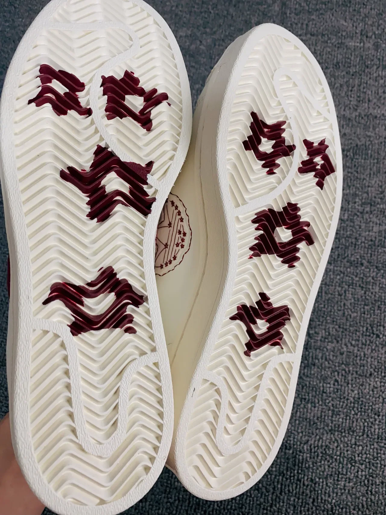 Adidas Superstar ऑफ-व्हाइट और Burgundy लाइफस्टाइल स्नीकर 4