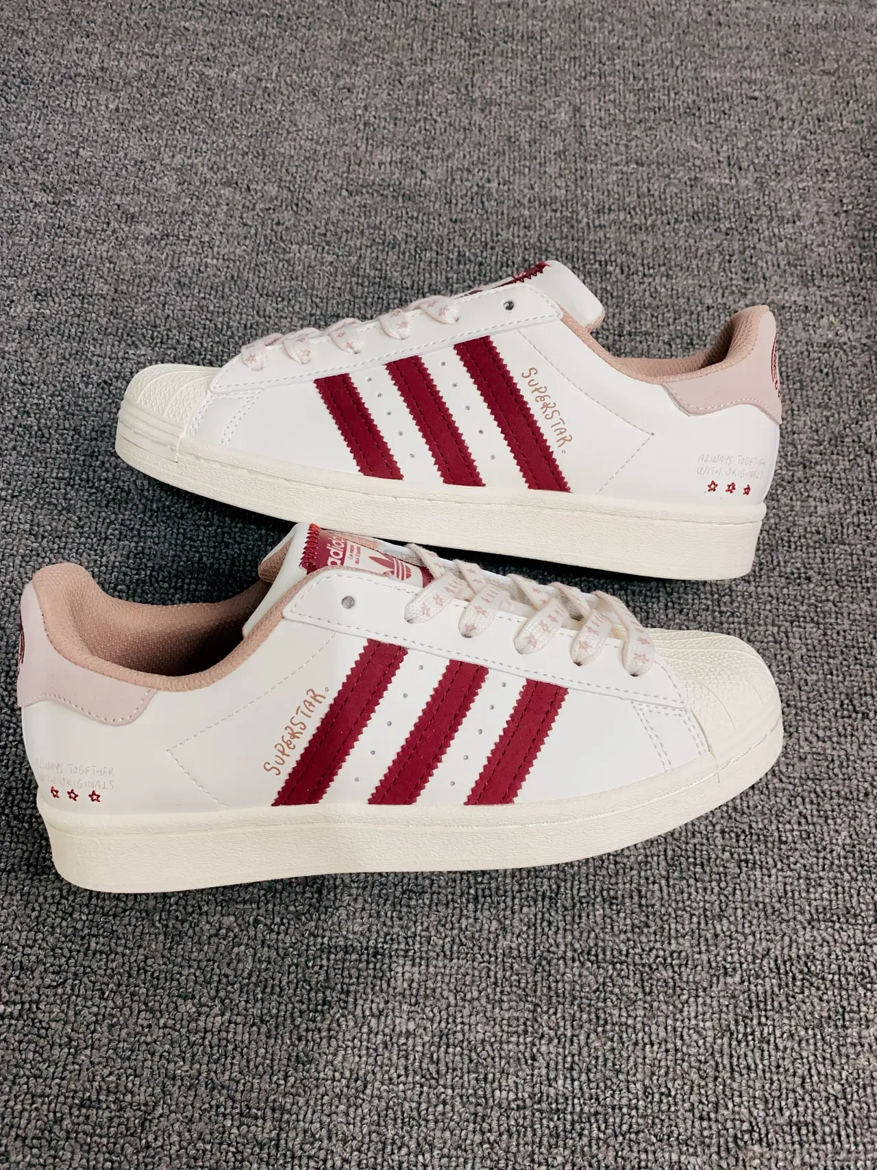 Adidas Superstar ऑफ-व्हाइट और Burgundy लाइफस्टाइल स्नीकर 5