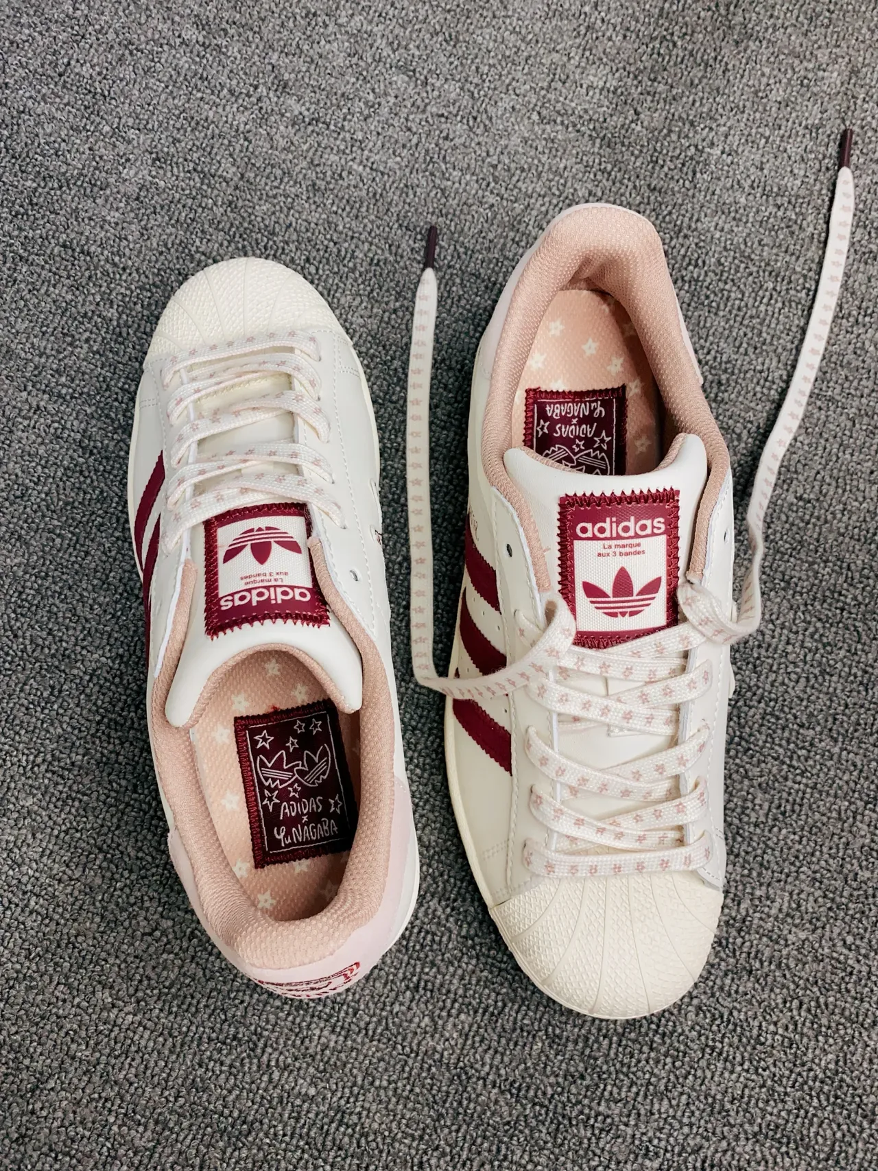 Adidas Superstar ऑफ-व्हाइट और Burgundy लाइफस्टाइल स्नीकर 6
