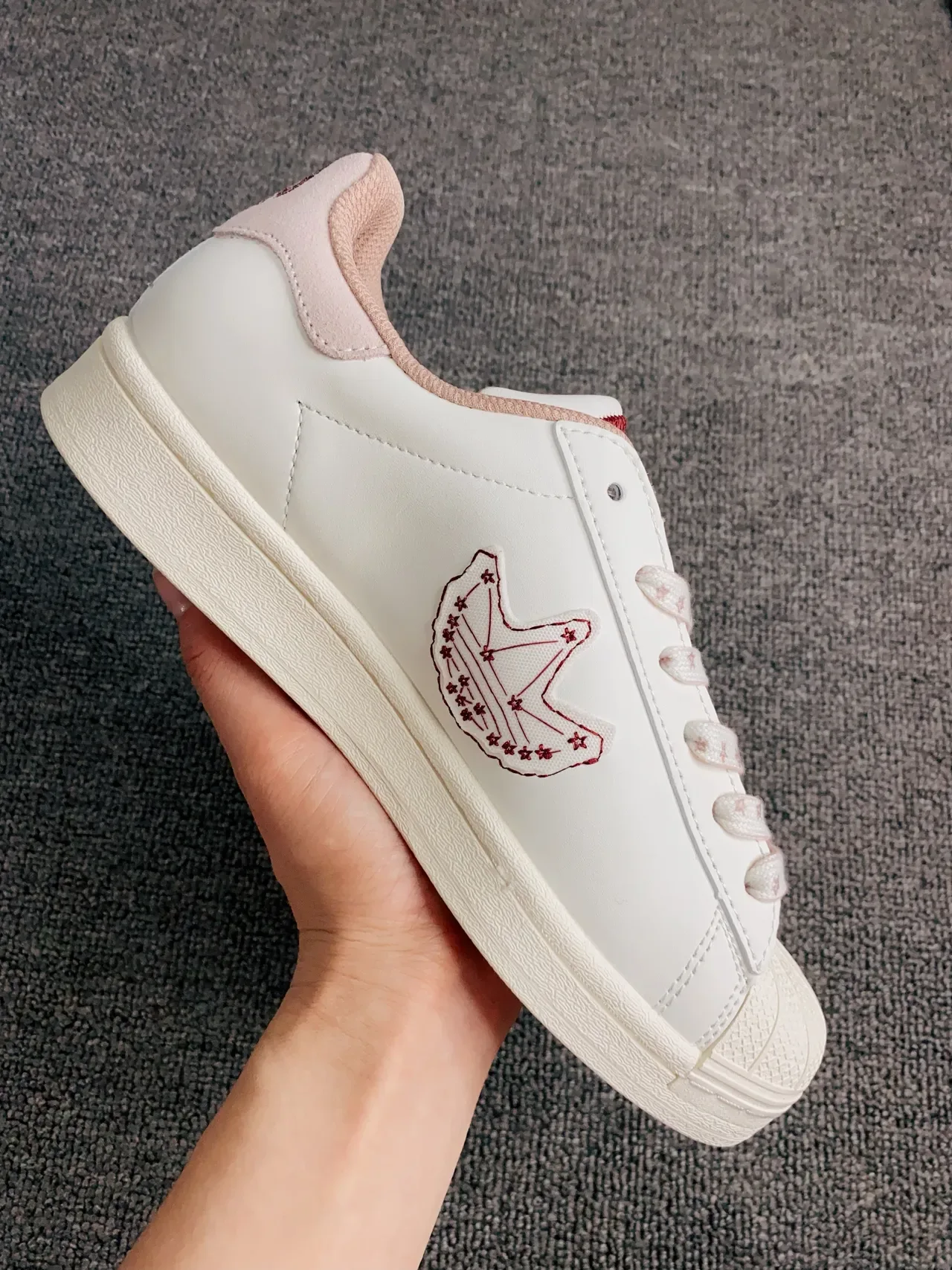 Adidas Superstar ऑफ-व्हाइट और Burgundy लाइफस्टाइल स्नीकर 7