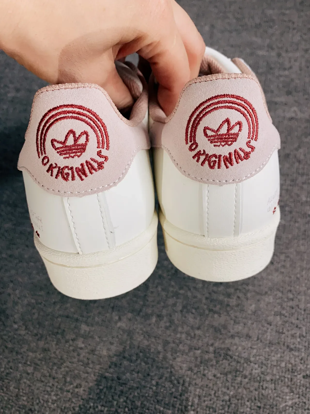 Adidas Superstar ऑफ-व्हाइट और Burgundy लाइफस्टाइल स्नीकर 8