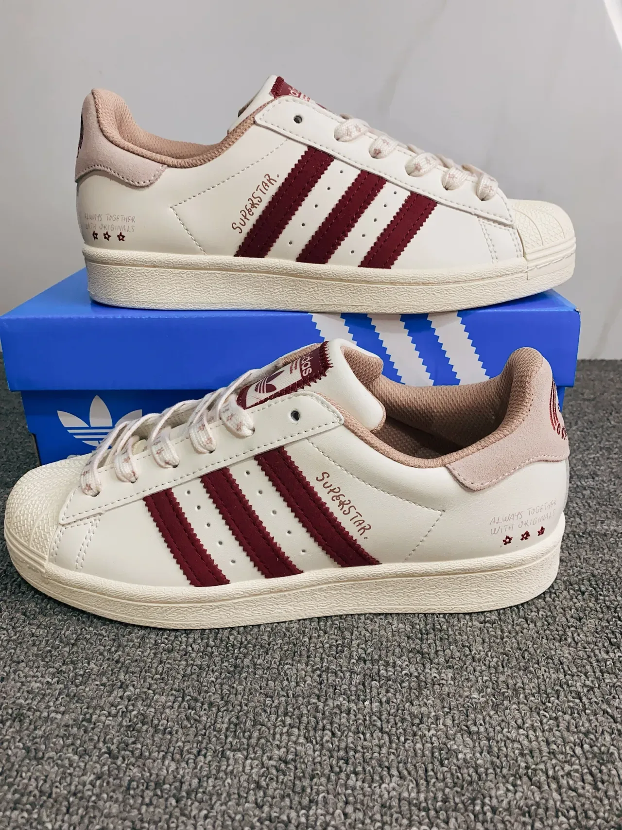 Adidas Superstar ऑफ-व्हाइट और Burgundy लाइफस्टाइल स्नीकर 9