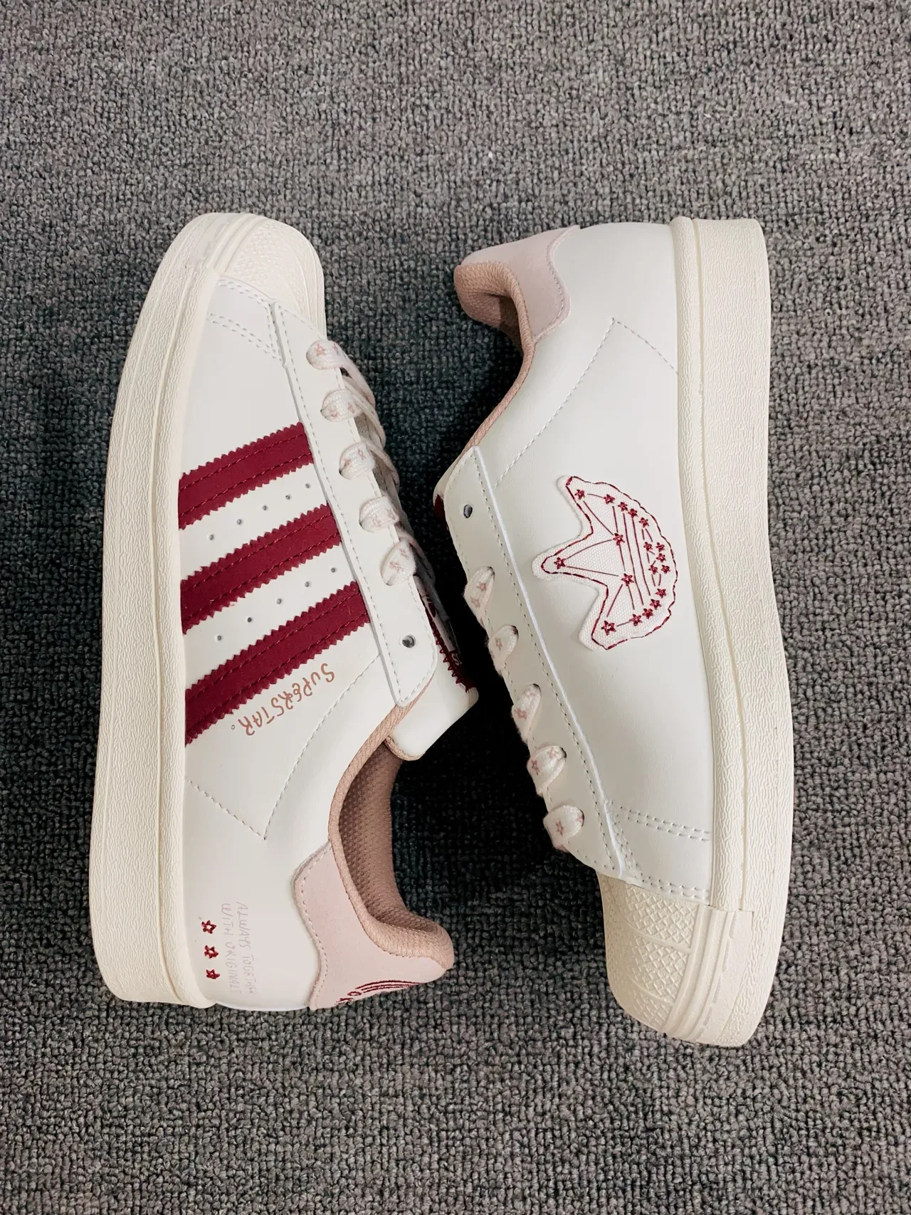 Adidas Superstar ऑफ-व्हाइट और Burgundy लाइफस्टाइल स्नीकर 10