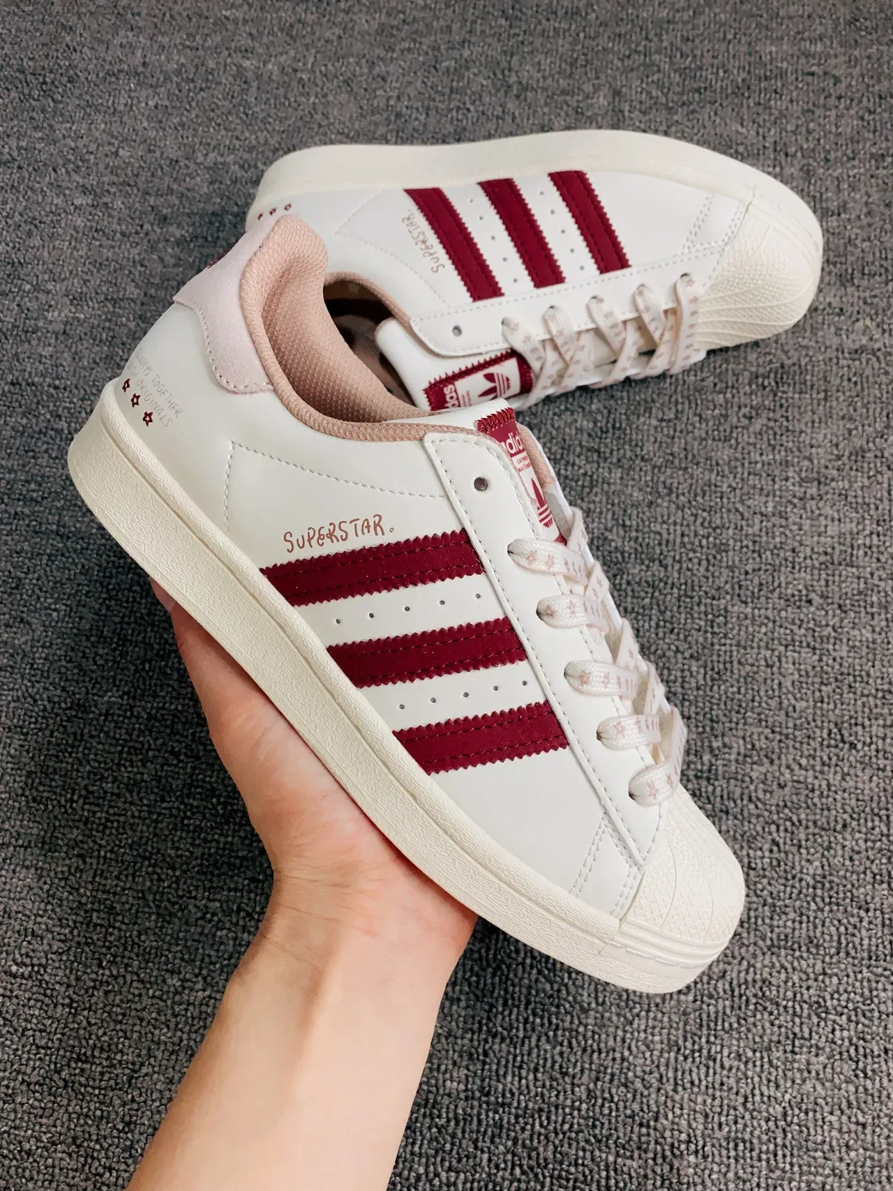 Adidas Superstar ऑफ-व्हाइट और Burgundy लाइफस्टाइल स्नीकर 11