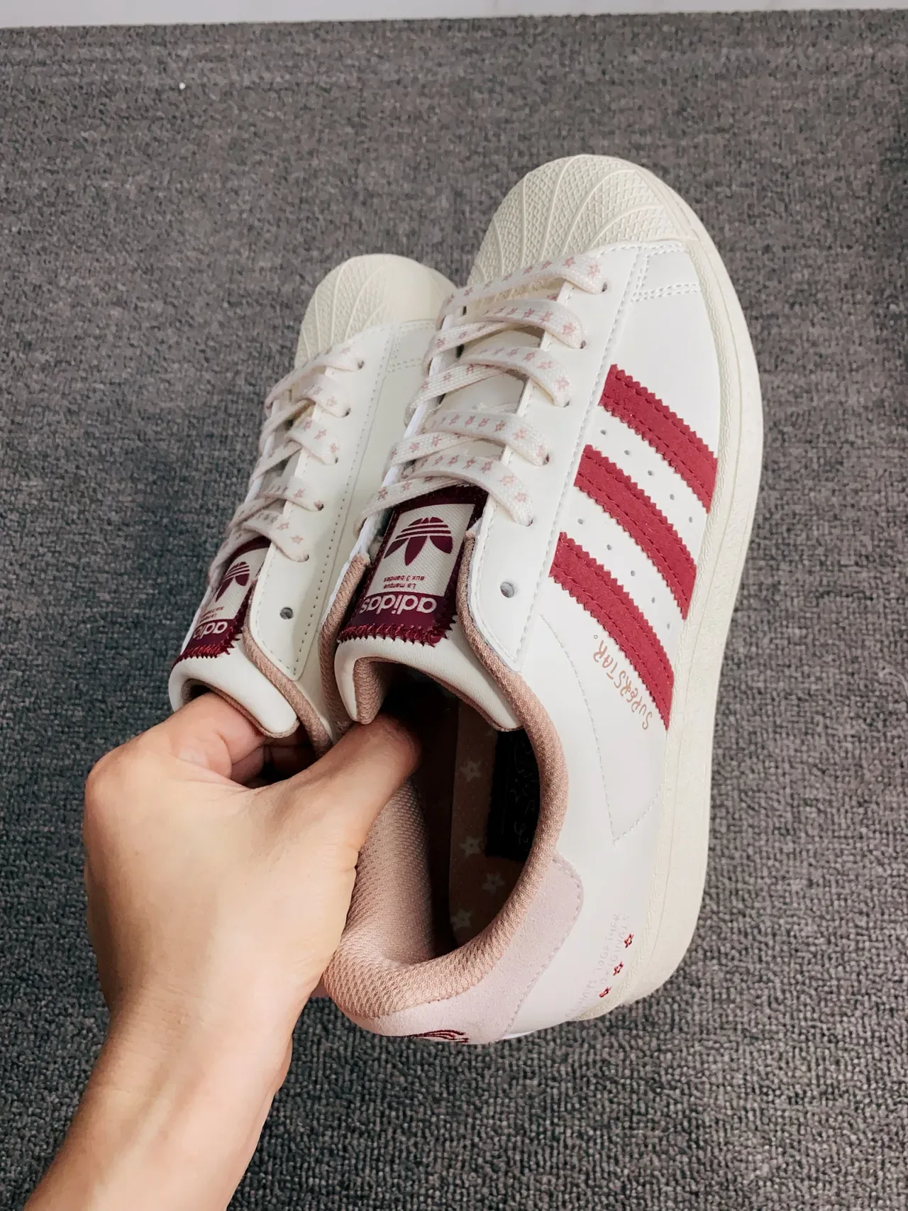 Adidas Superstar ऑफ-व्हाइट और Burgundy लाइफस्टाइल स्नीकर 12