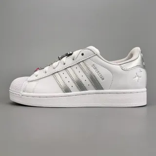Adidas Superstar सफेद और चांदी धातु जीवनशैली जूते