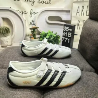 Adidas Tokyo Edition बिना लेस के पट्टा वाले स्नीकर