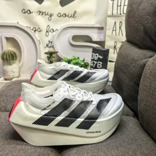Adidas Blanc Noir Carbon-Plated Silhouette de Course Rayures Perforées Chaussures de Course