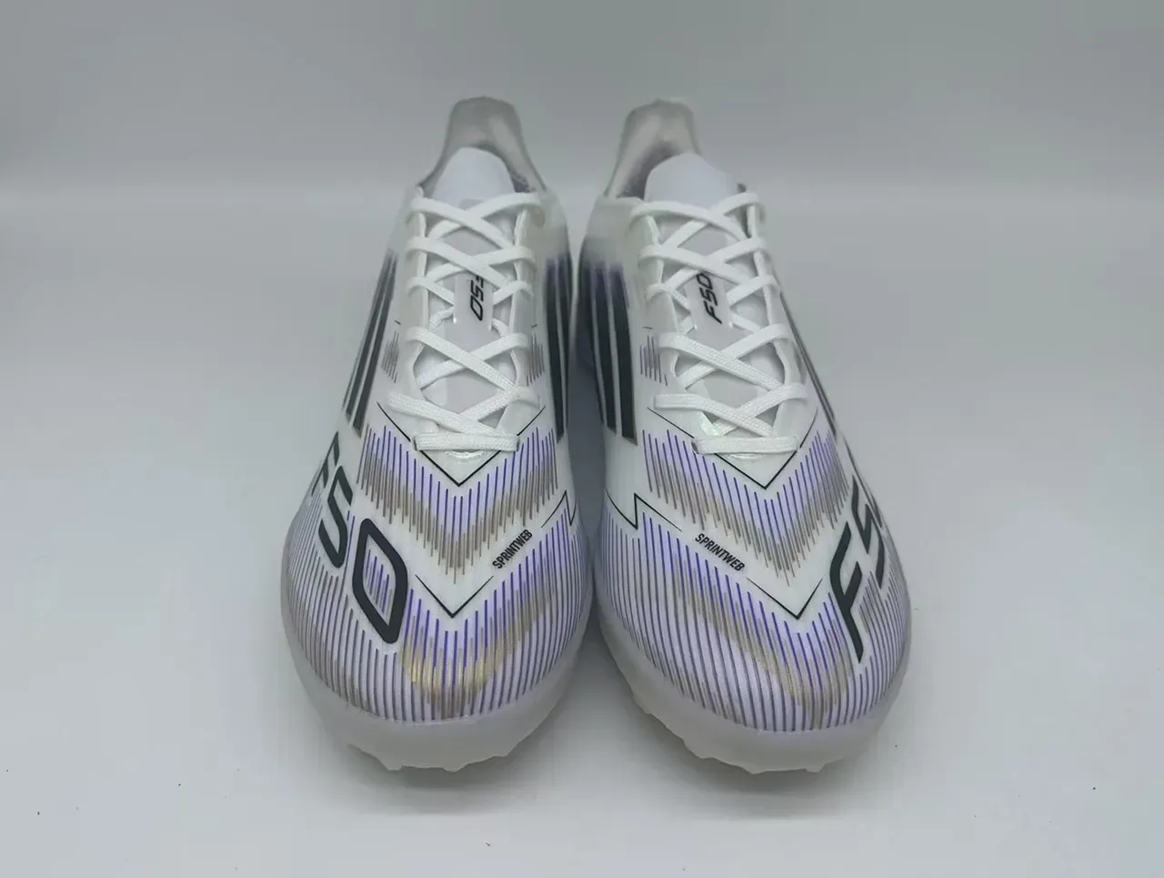 Adidas Chaussures de football turf blanc et doré basse coupe tige synthétique motif de lignes violettes dégradé 4