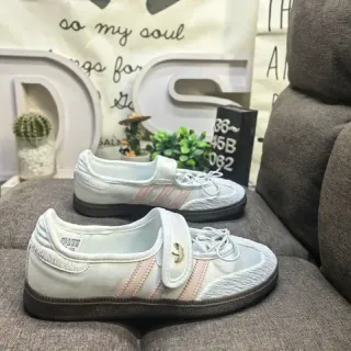 Adidas सफेद गुलाबी लो-टॉप तीन-स्ट्राइप साइड पैनल लाइफस्टाइल स्नीकर