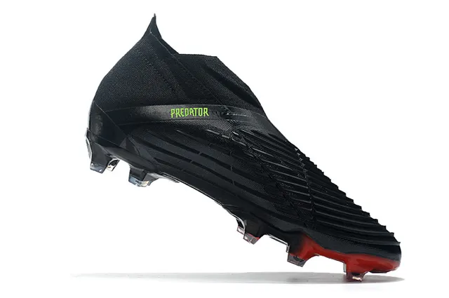Adidas chaussures de soccer blanc et rouge à coupe basse avec plaque de semelle irisée pour terrain ferme 4