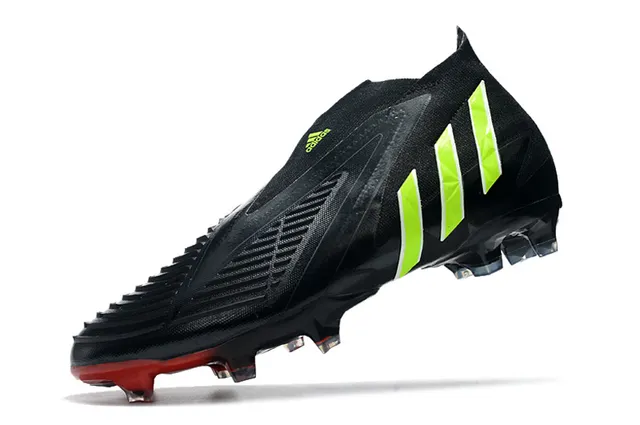 Adidas chaussures de soccer blanc et rouge à coupe basse avec plaque de semelle irisée pour terrain ferme 5
