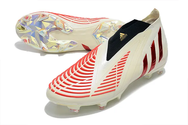 Adidas chaussures de soccer blanc et rouge à coupe basse avec plaque de semelle irisée pour terrain ferme 13