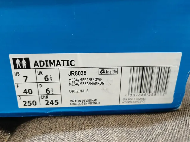 Adidas 黄色棕色麂皮鞋面 齿纹大底 生活方式运动鞋 2