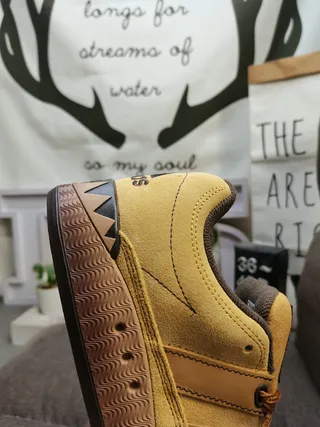 Adidas 黄色棕色麂皮鞋面 齿纹大底 生活方式运动鞋 3