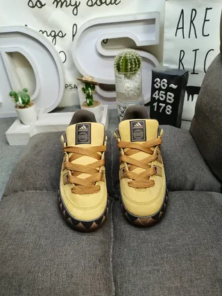Adidas 黄色棕色麂皮鞋面 齿纹大底 生活方式运动鞋 10