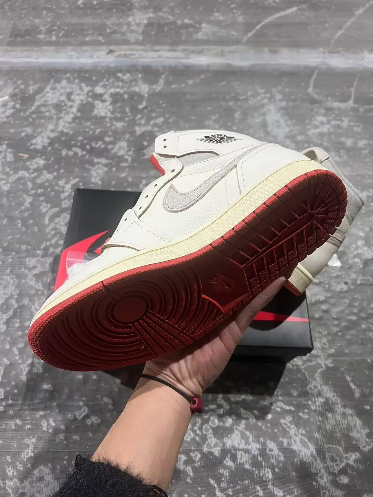 Air Jordan 1 Beige Red High-Top Pebbled Leather Upper Basketball Shoes 6