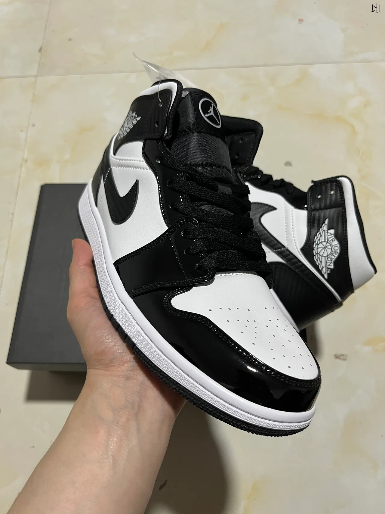 Air Jordan 1 zapatillas de baloncesto de caña alta con textura de fibra de carbono en negro y blanco 2