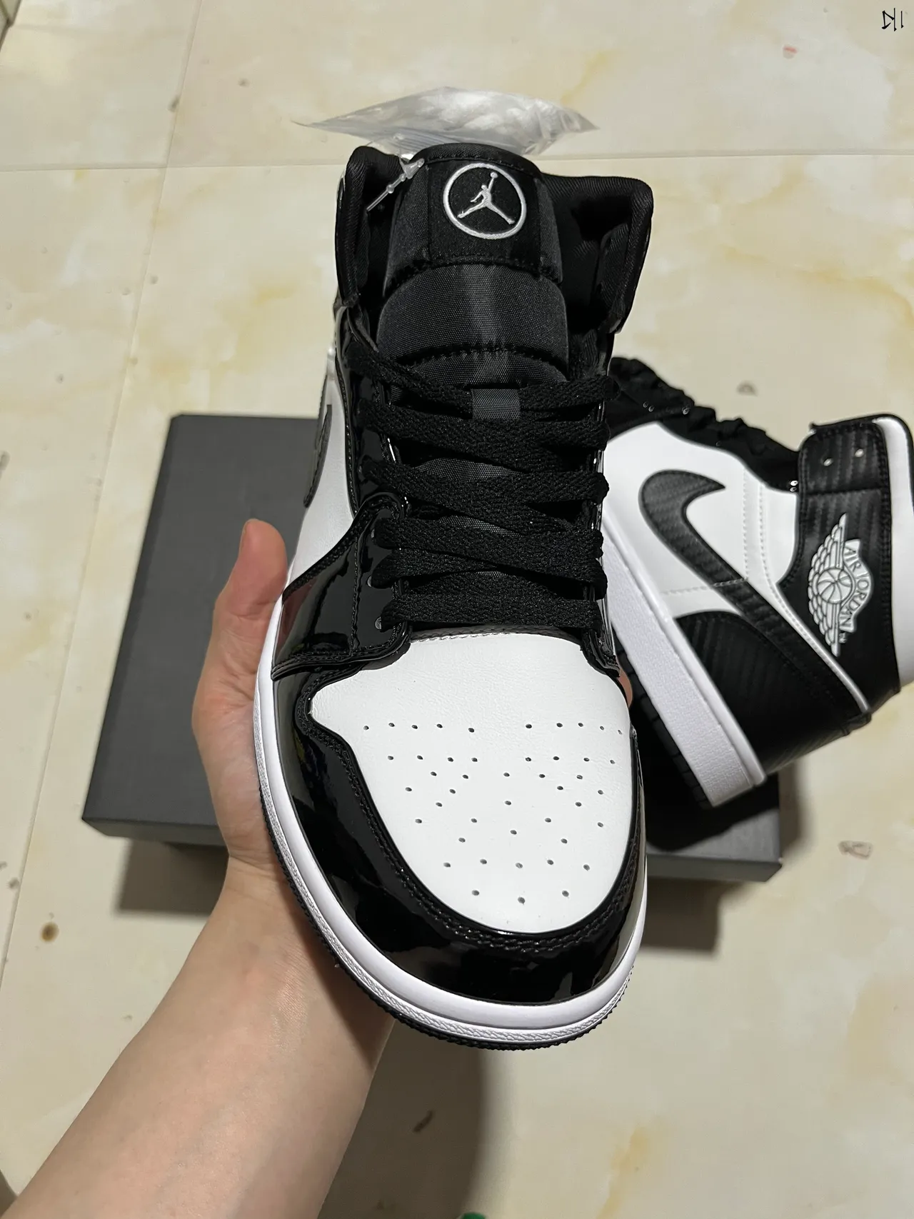 Air Jordan 1 zapatillas de baloncesto de caña alta con textura de fibra de carbono en negro y blanco 3