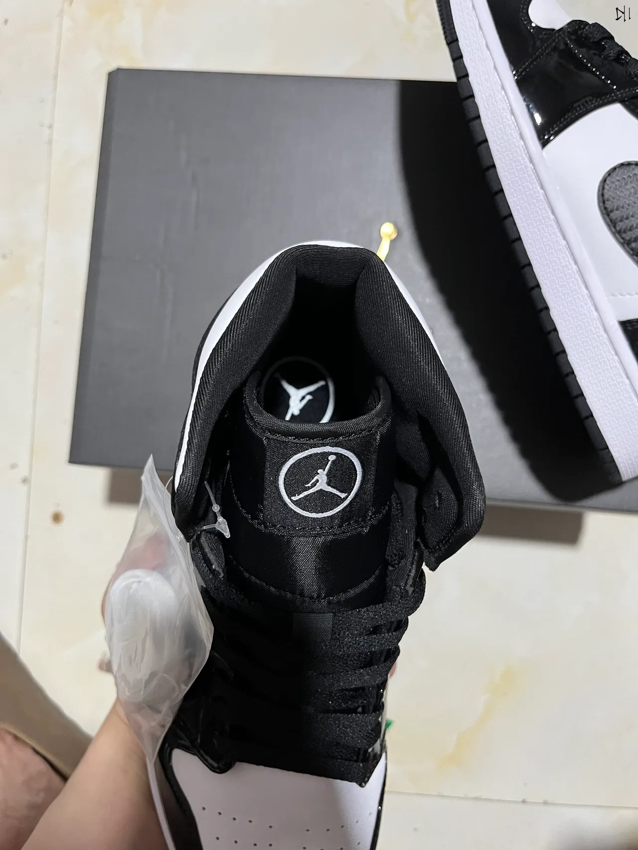 Air Jordan 1 zapatillas de baloncesto de caña alta con textura de fibra de carbono en negro y blanco 4