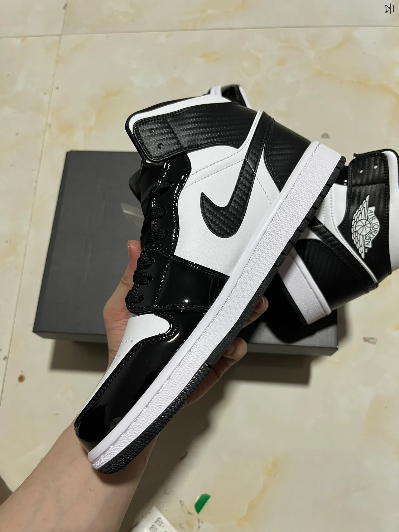 Air Jordan 1 zapatillas de baloncesto de caña alta con textura de fibra de carbono en negro y blanco 5
