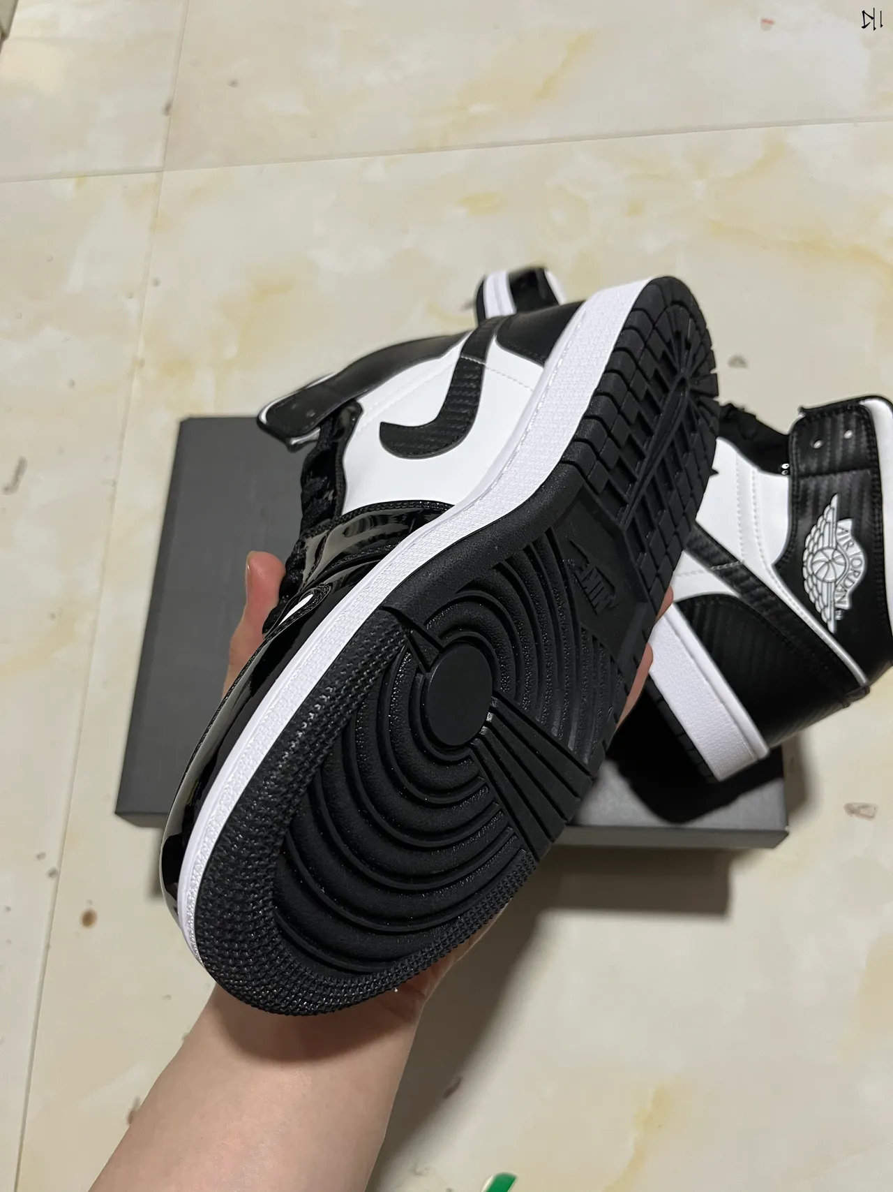 Air Jordan 1 zapatillas de baloncesto de caña alta con textura de fibra de carbono en negro y blanco 6