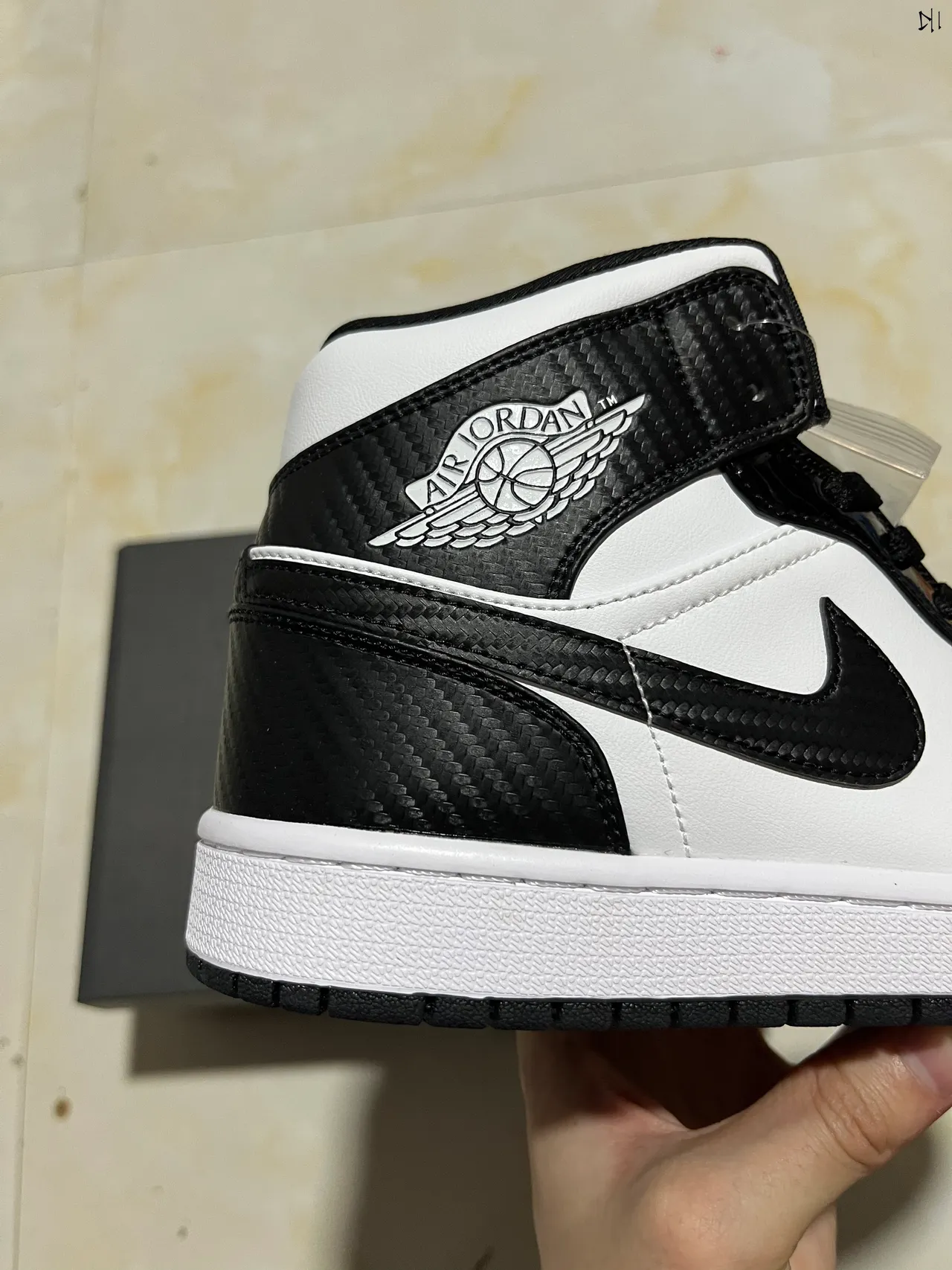 Air Jordan 1 zapatillas de baloncesto de caña alta con textura de fibra de carbono en negro y blanco 7