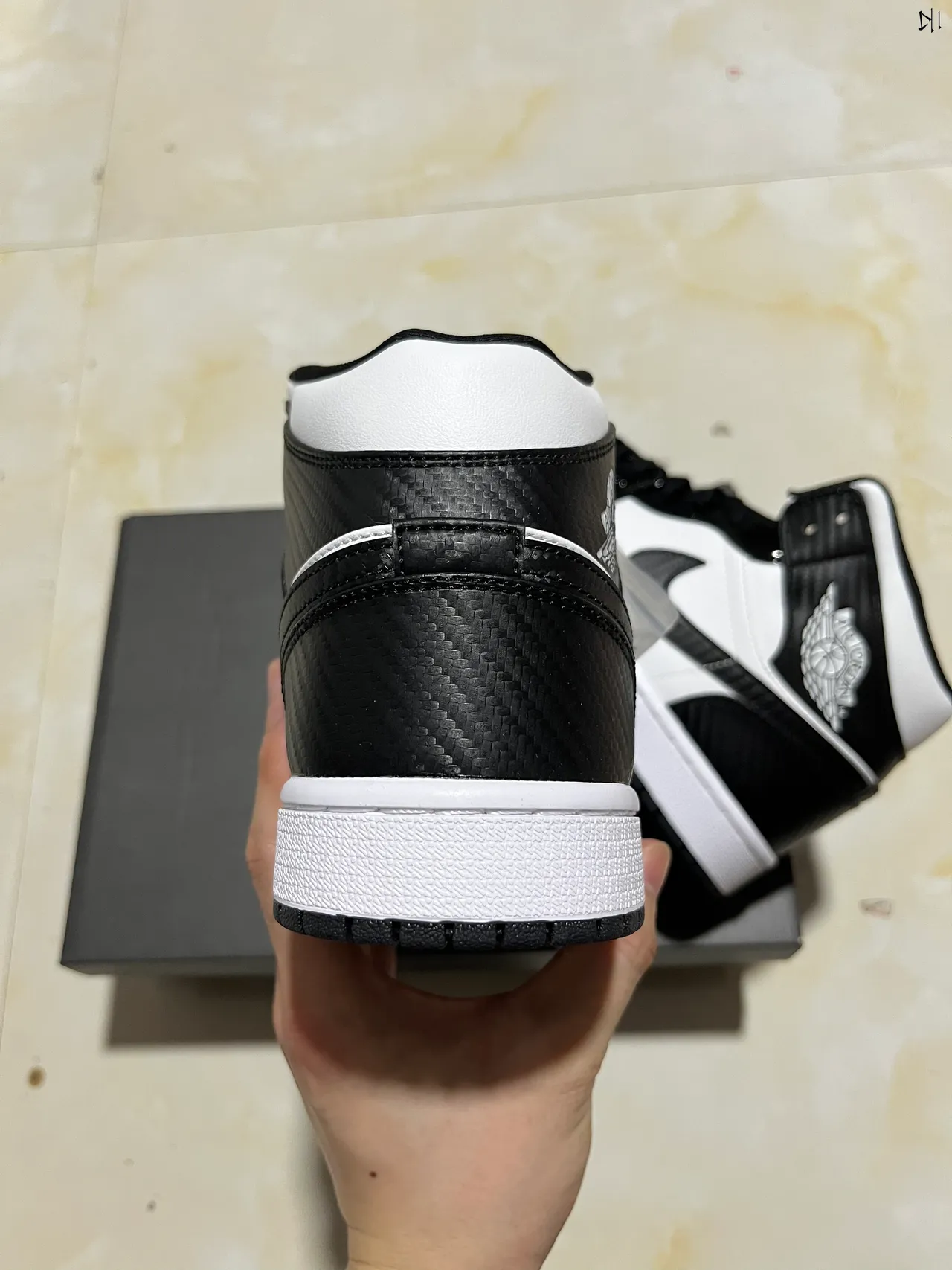 Air Jordan 1 zapatillas de baloncesto de caña alta con textura de fibra de carbono en negro y blanco 8