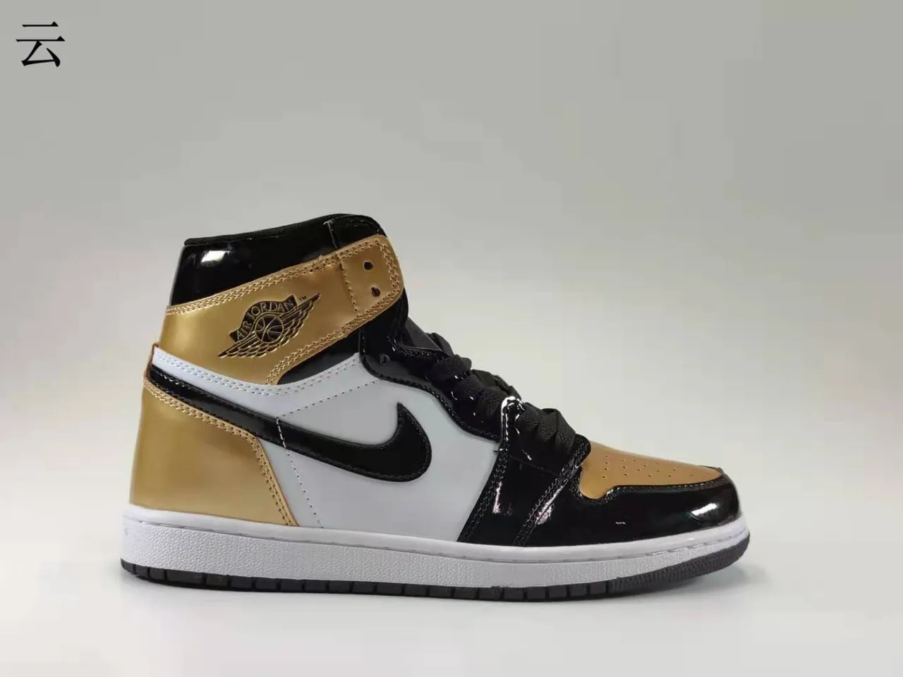 Zapatillas de baloncesto Air Jordan 1 High negro brillante y dorado metálico 2