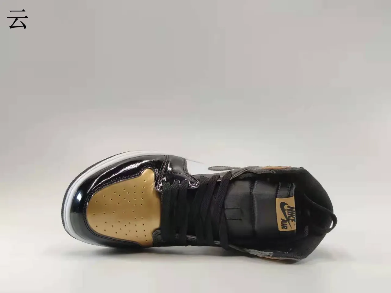 Zapatillas de baloncesto Air Jordan 1 High negro brillante y dorado metálico 4