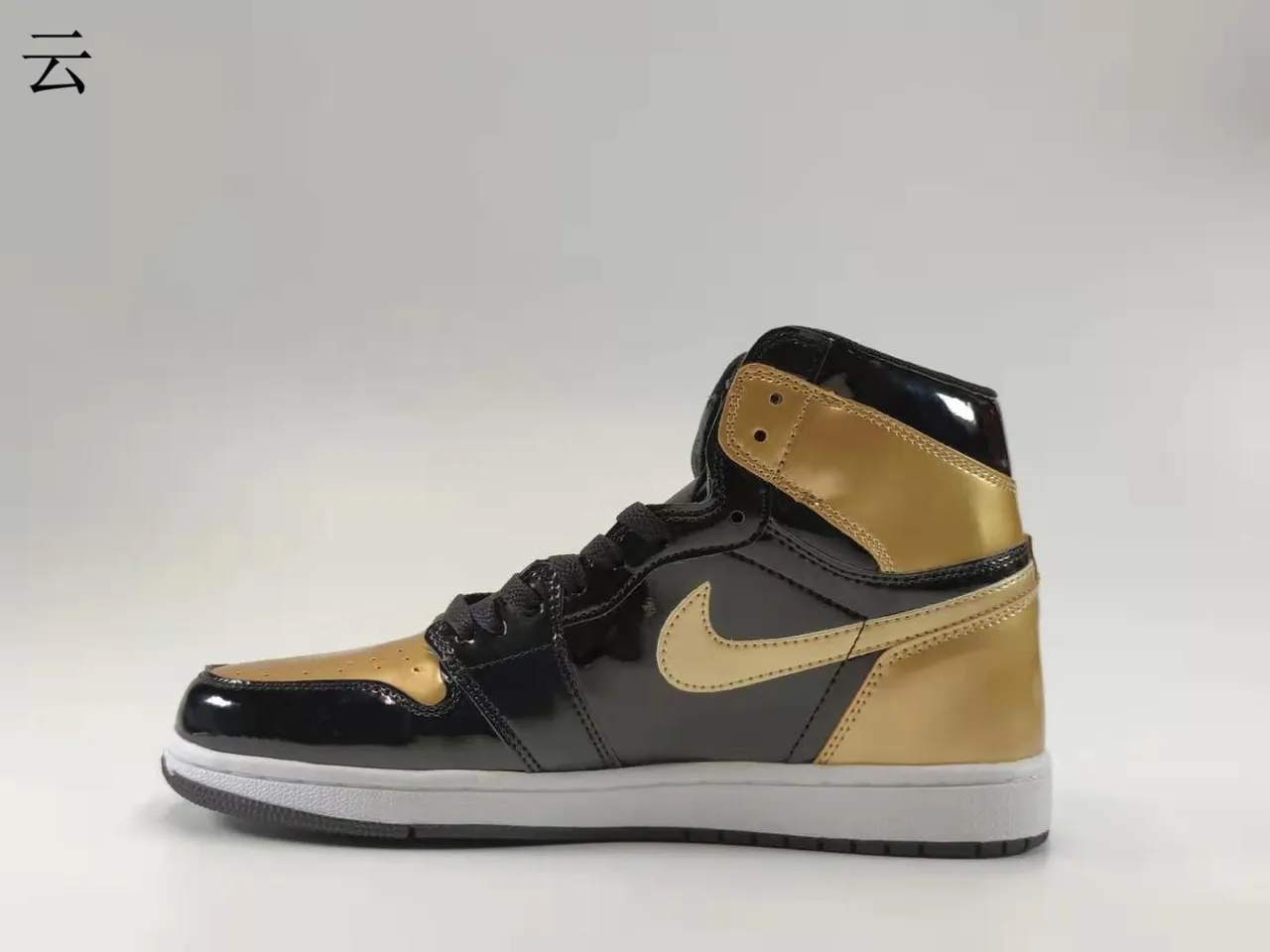 Zapatillas de baloncesto Air Jordan 1 High negro brillante y dorado metálico 5