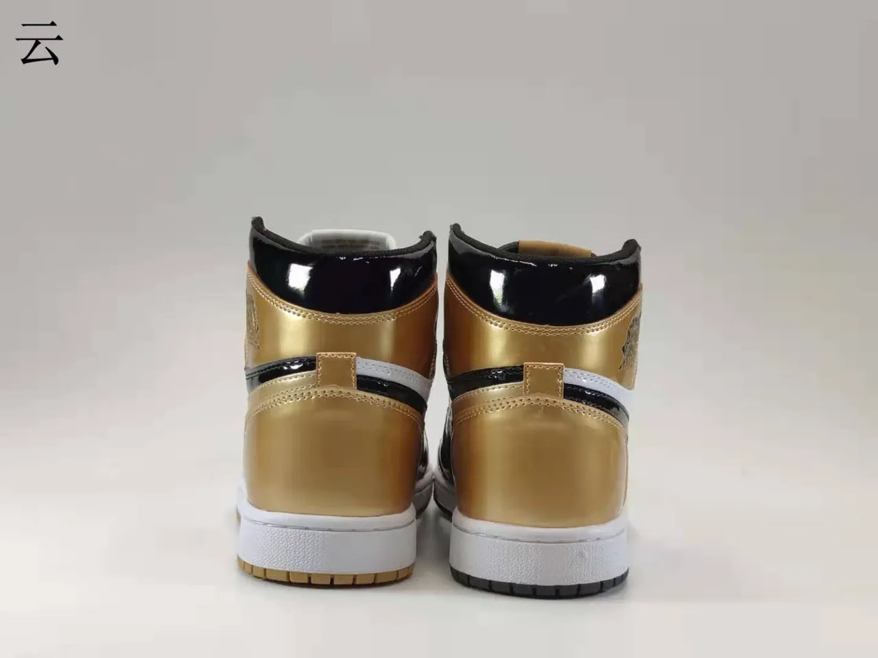 Zapatillas de baloncesto Air Jordan 1 High negro brillante y dorado metálico 6